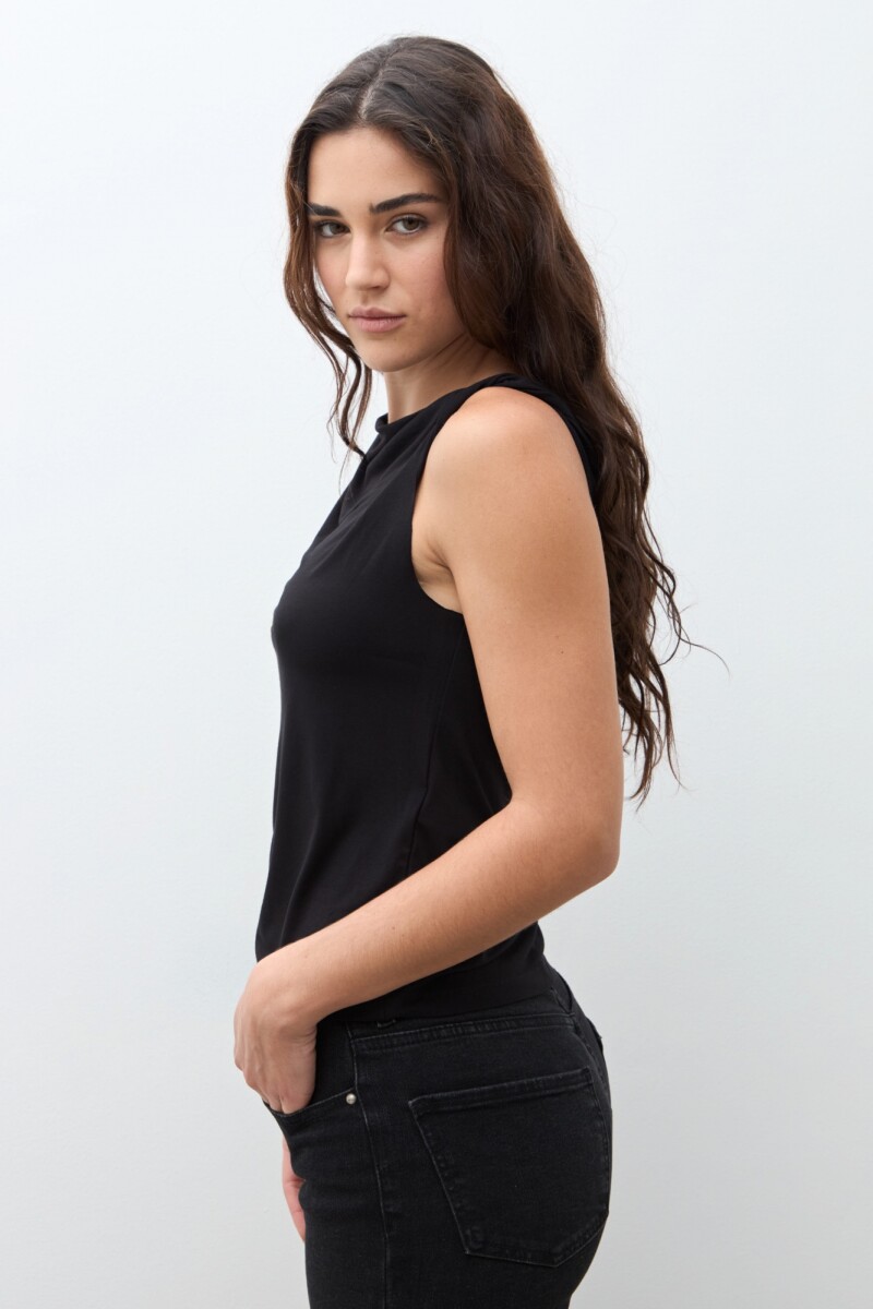 Top escote torneado negro