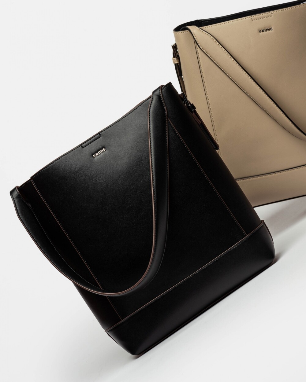 Cartera Al Hombro Akira en Efecto Cuero Liso Negro