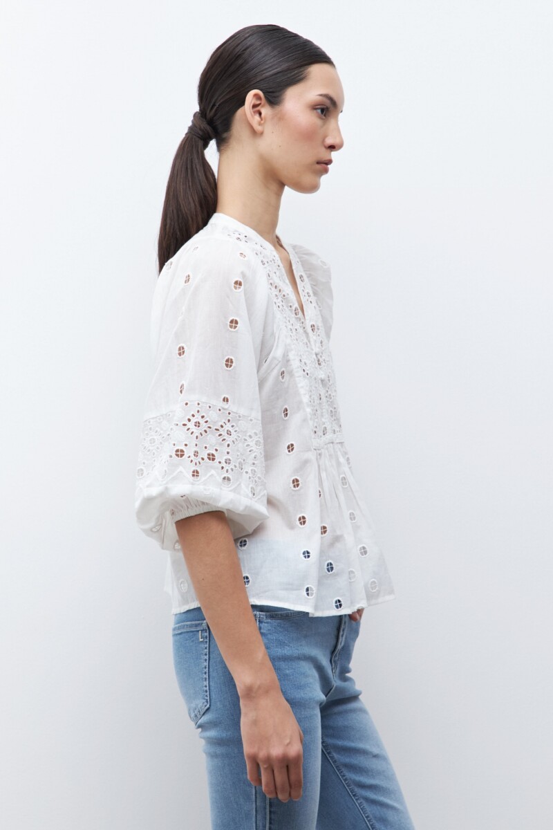 Blusa bordada con broderie blanco