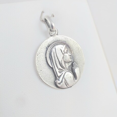 Medalla religiosa de plata 925, Virgen Niña con manto. Medalla religiosa de plata 925, Virgen Niña con manto.