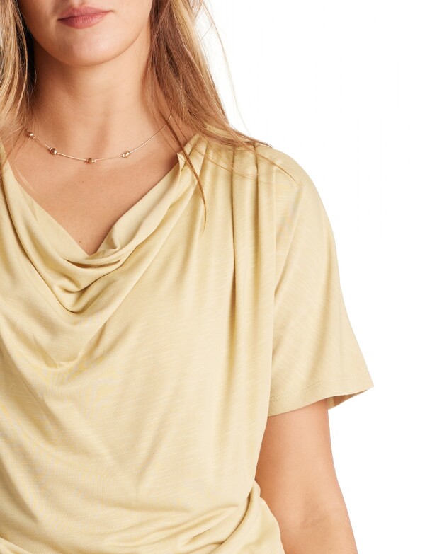 Remera Modal Cuello MOSTAZA