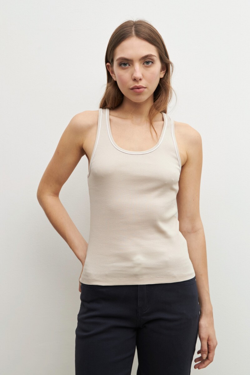 Musculosa con vivos en contraste beige