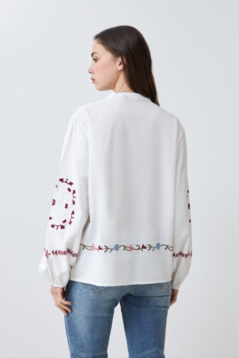 Camisa romántica con bordados florales blanco