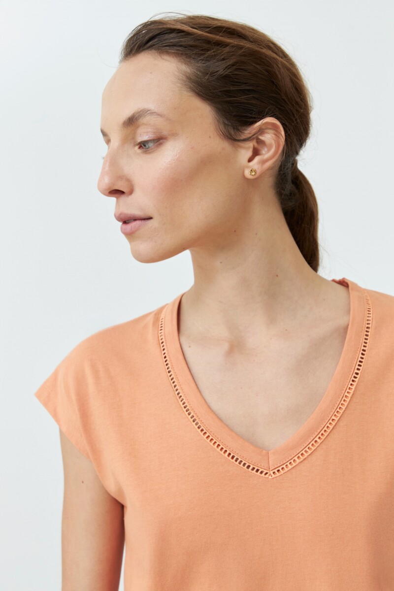 Remera con detalle trenza durazno