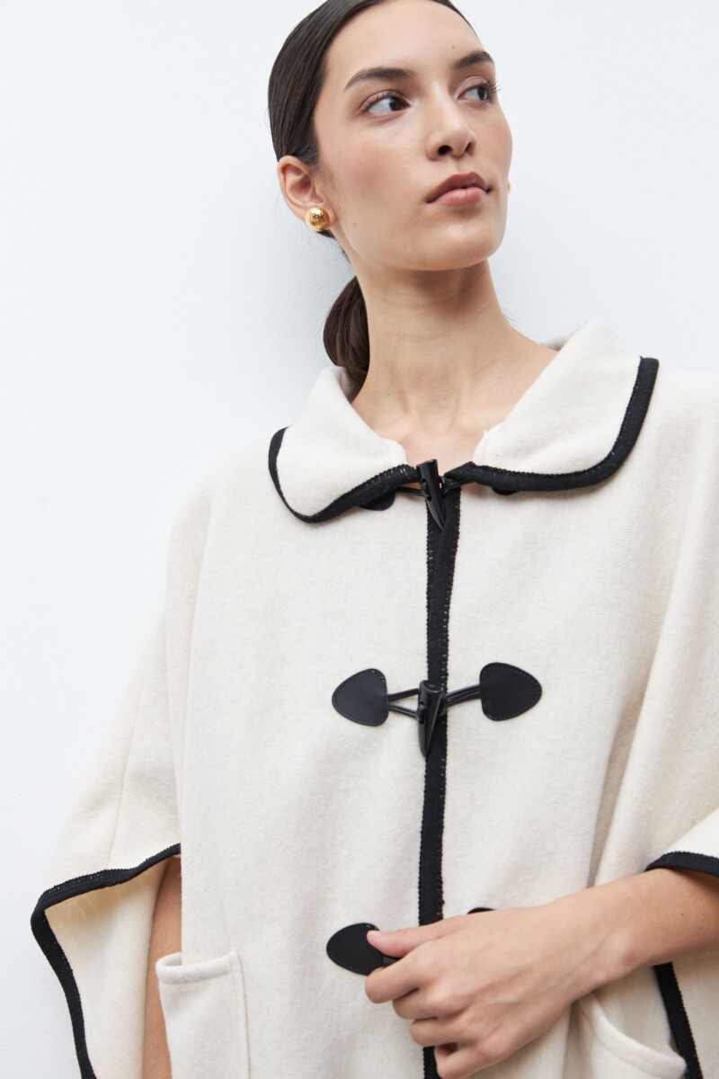 Capa alamares y bolsillos crudo