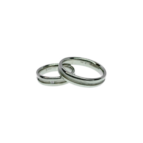 Par de alianzas de oro blanco 18k - una con brillantes Par de alianzas de oro blanco 18k - una con brillantes