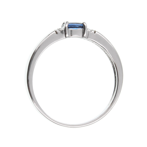 Anillo Noemi en oro blanco 18k con brillantes y zafiro Anillo Noemi en oro blanco 18k con brillantes y zafiro