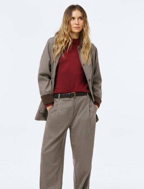 BLUSA DE MANGA LARGA, CORTE AJUSTADO Y CUELLO ALTO BORDEAUX