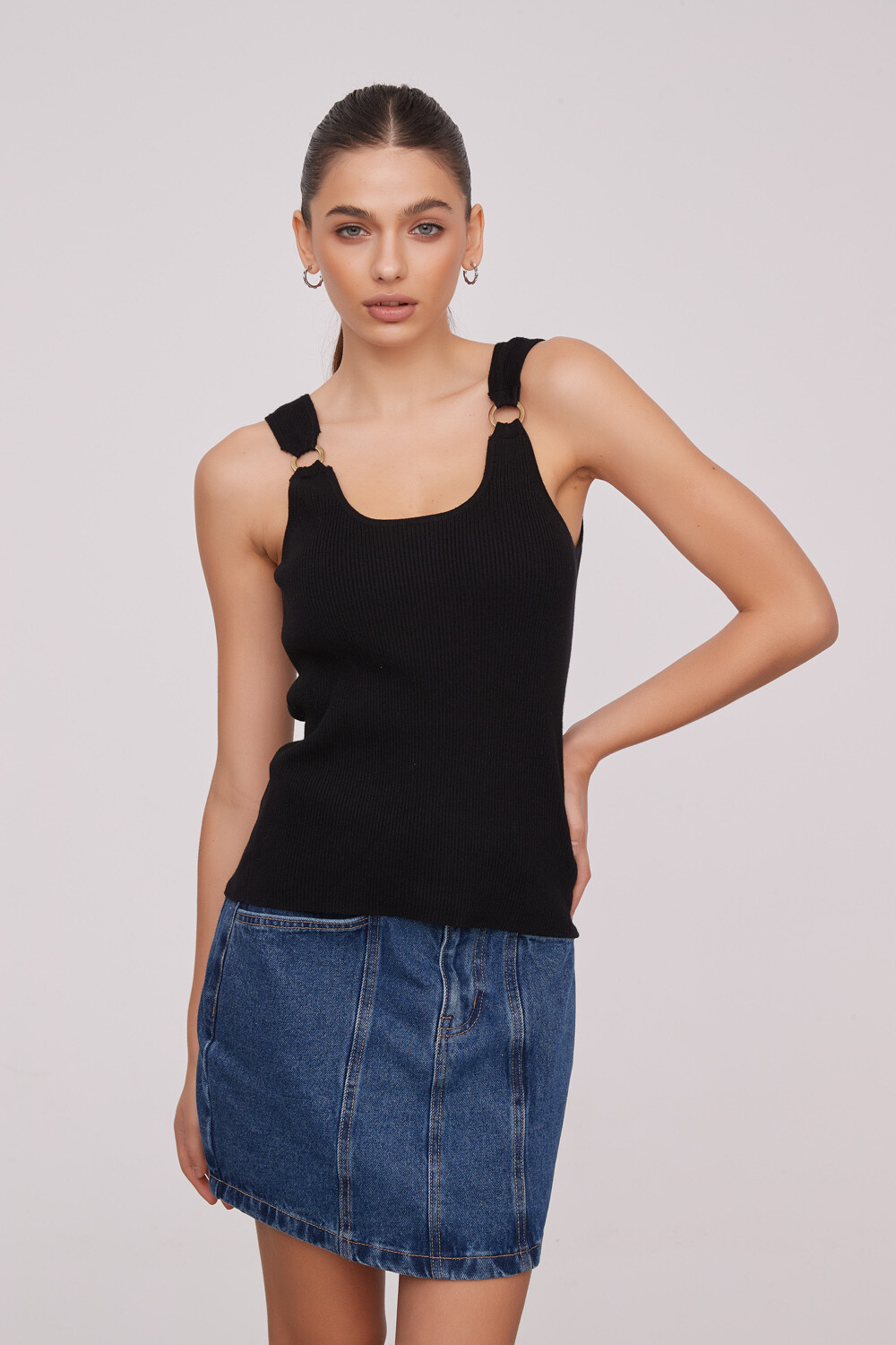 Musculosa Menara Negro