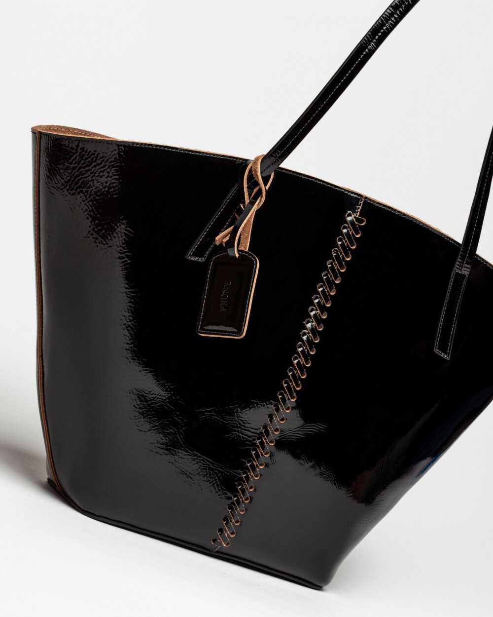 Shopper Neo Craft en cuero charol Negro