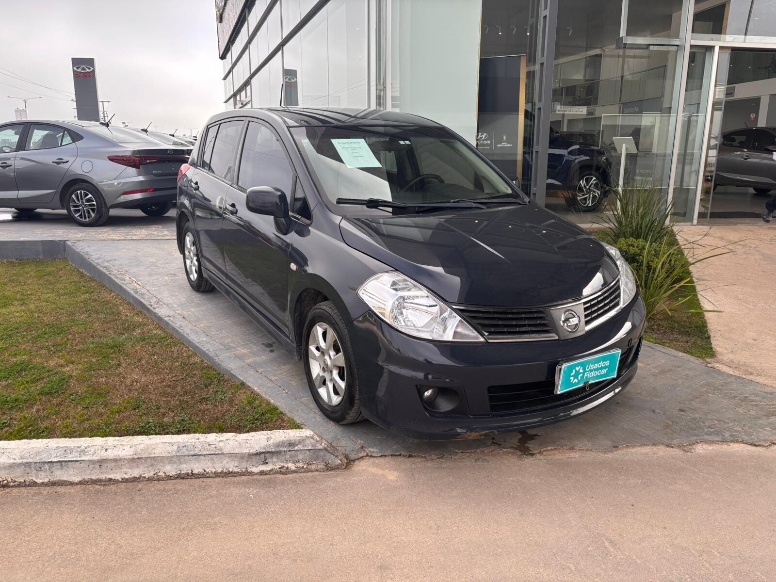 Nissan Tiida Estándar - 2010 