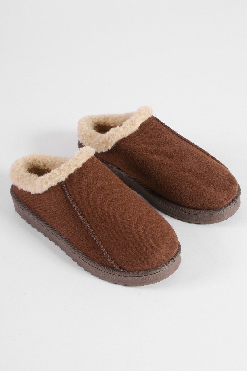 Pantufla mocasín corderito marrón