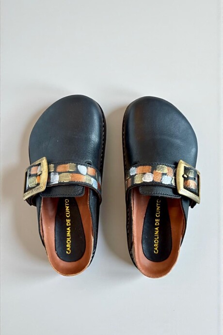 Sandalias SAKI Negras Línea Ottenta Con Hebilla Y Arte Carolina De Cunto Pintado A Mano Sandalias SAKI Negras Línea Ottenta Con Hebilla Y Arte Carolina De Cunto Pintado A Mano