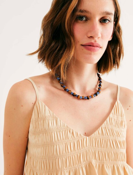 BLUSA CON ESCOTE BEIGE