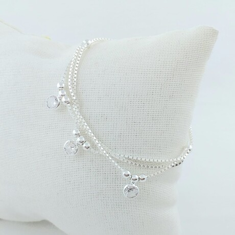 Pulsera de plata 925 con cierre ajustable con triple cadena, detalles con cuentas y circonias engarzadas a la inglesa. Pulsera de plata 925 con cierre ajustable con triple cadena, detalles con cuentas y circonias engarzadas a la inglesa.