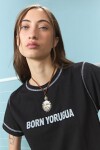 Remera con pespunte negro