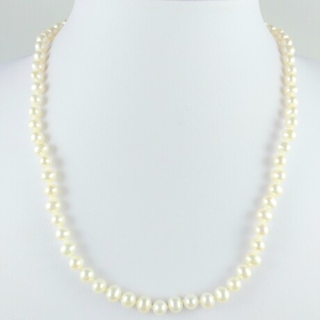 Collar de perlas naturales de río 4 1/2 a 5 1/2 mm, broche mosqueton en plata. Largo 45cm. Collar de perlas naturales de río 4 1/2 a 5 1/2 mm, broche mosqueton en plata. Largo 45cm.