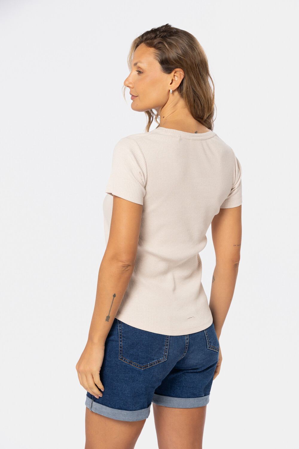 REMERA CON BOTONES Beige