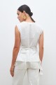 Blusa con volado crudo