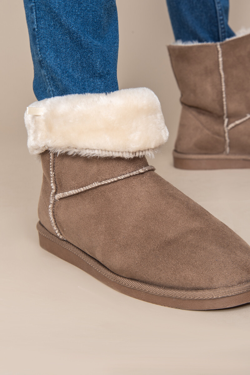 bota con corderito Marrón