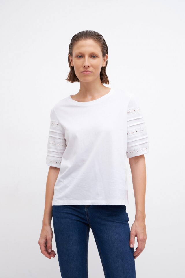 Remera escote base con mangas de broderie blanco