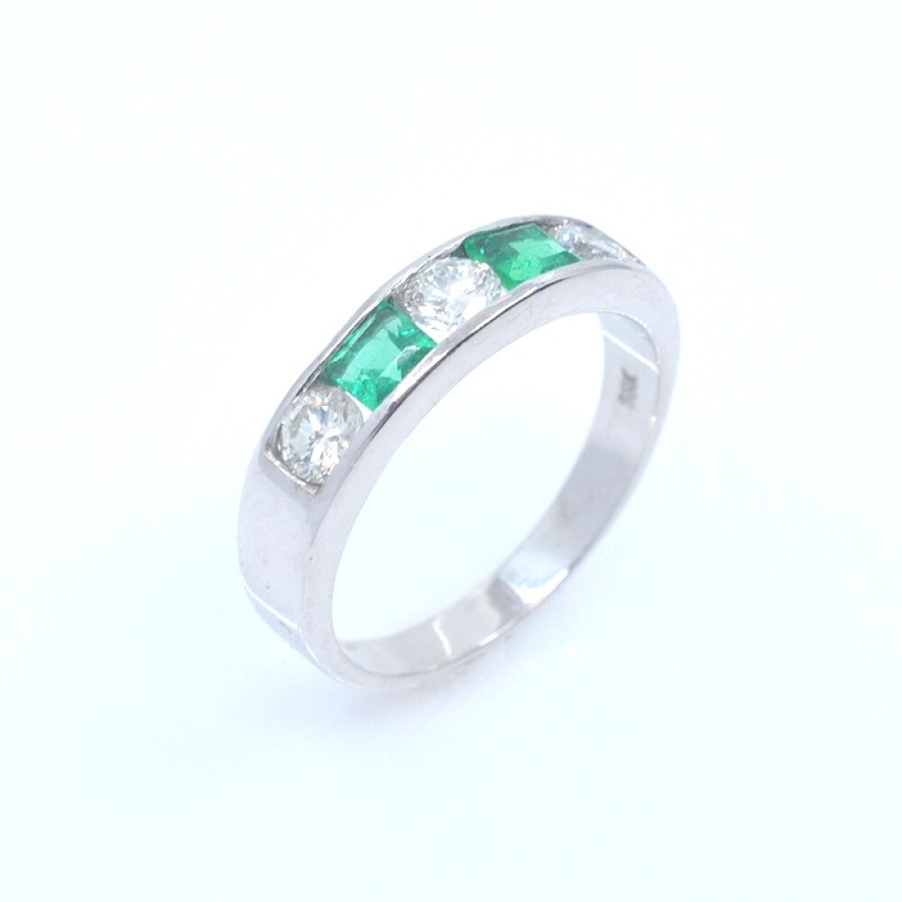 Anillo en oro 18k blanco con brillantes y esmeraldas. Anillo en oro 18k blanco con brillantes y esmeraldas.