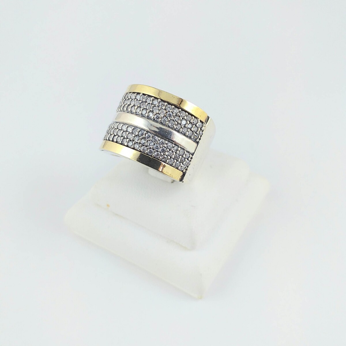 Anillo de plata 925 con detalles en double de oro 18Ktes, circonias. Modelo, CAPRI. 