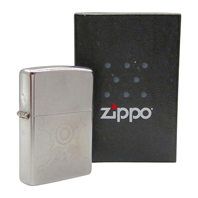 Encendedor ZIPPO 29693 PF 18 Skul Wrenches Design - ZP296937 plateadouniforme