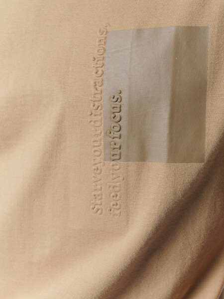 Remera Estampa Relieve Marrón