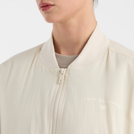 Campera de Dama New Balance -Reimagined Bomber- WJ51502LIN BEIGE