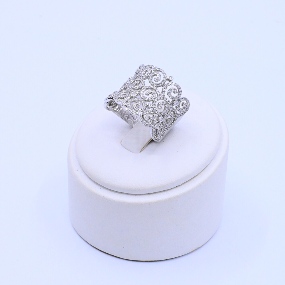 Anillo oro 14k blanco con brillantes calado ancho. Anillo oro 14k blanco con brillantes calado ancho.