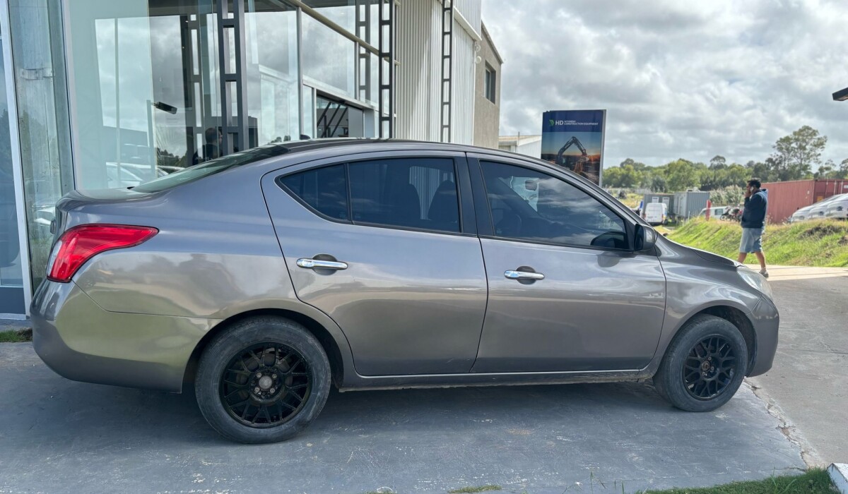Nissan Versa Full MT - 2013 Nissan Versa Full MT - 2013
