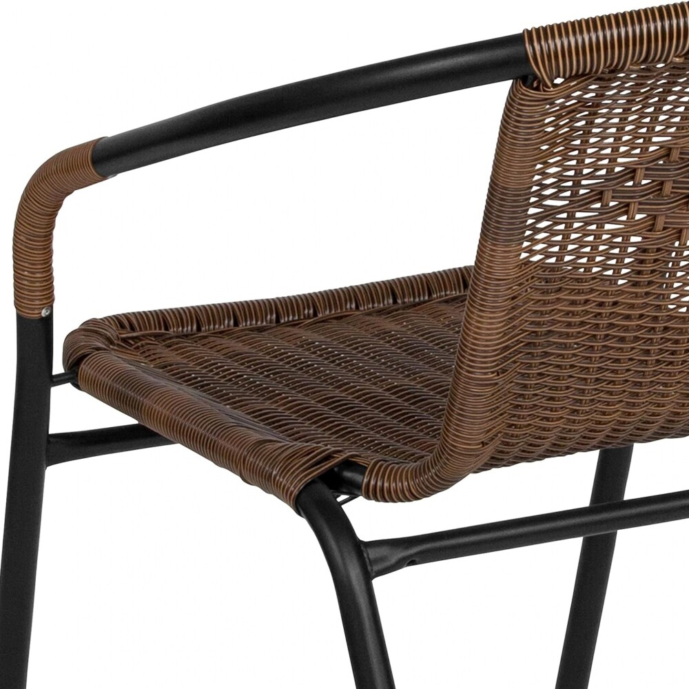 Silla exterior de metal y ratán con apoyabrazos Marrón