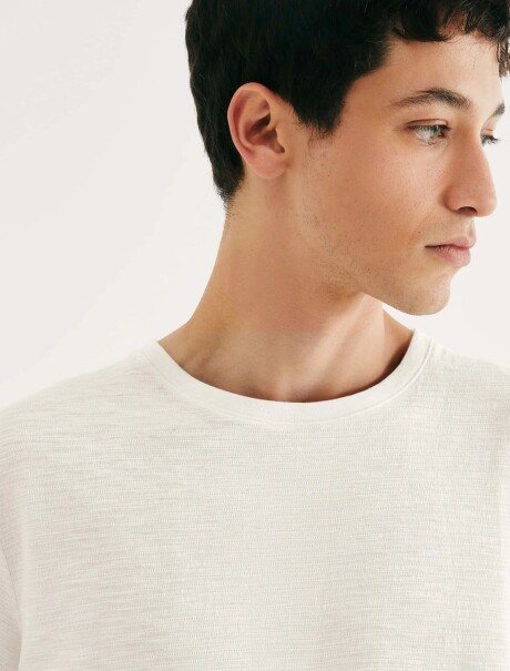 CAMISETA EN TELA TEXTURIZADA MODELO REGULAR BEIGE