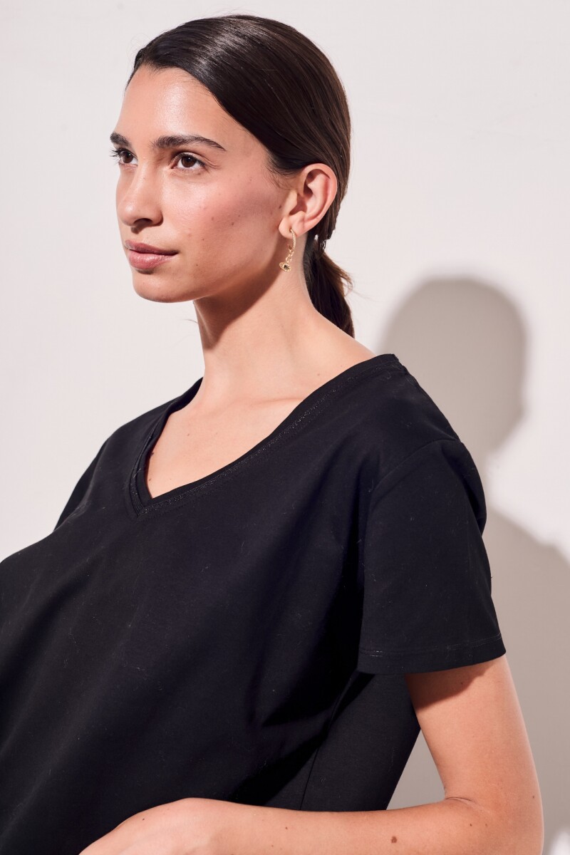 Remera Escote V Metalizado Negro