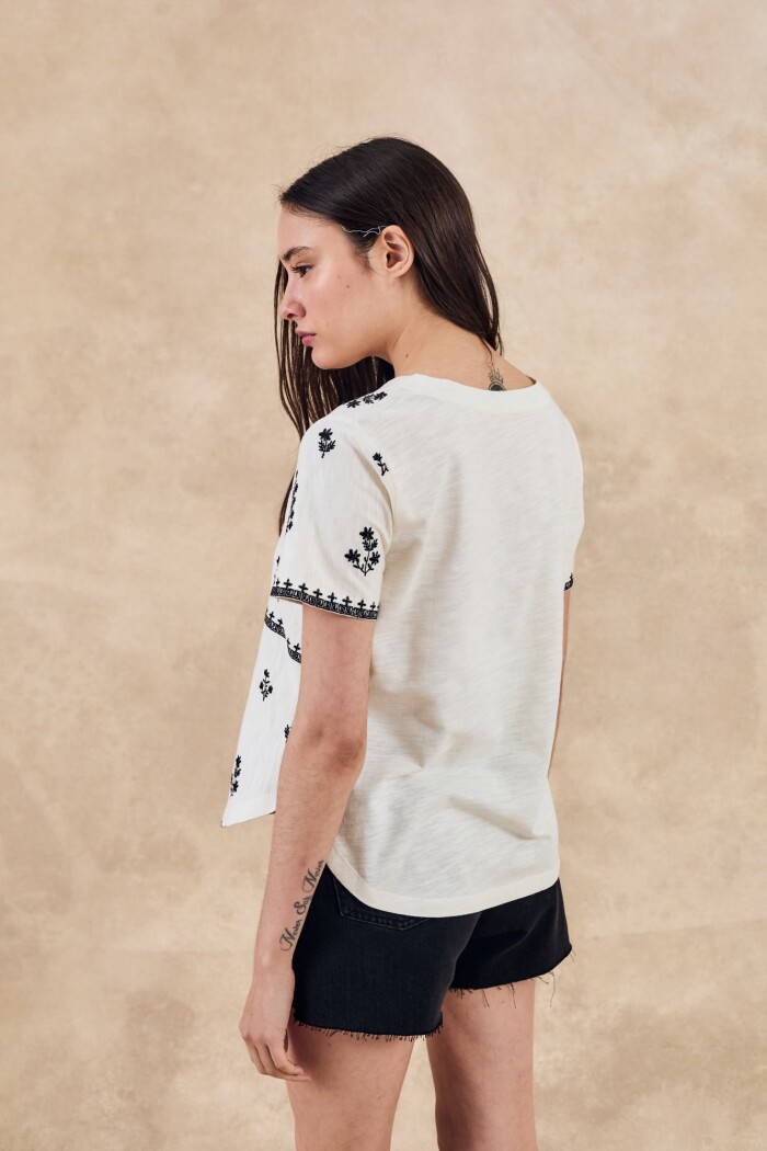 Remera Bordada Crudo Con Negro