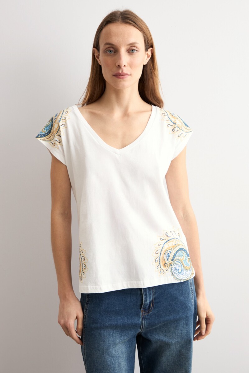 Remera escote V estampa paisley blanco