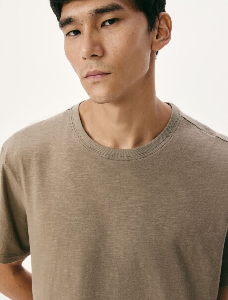 CAMISETA BÁSICA CONFORT MARRÓN