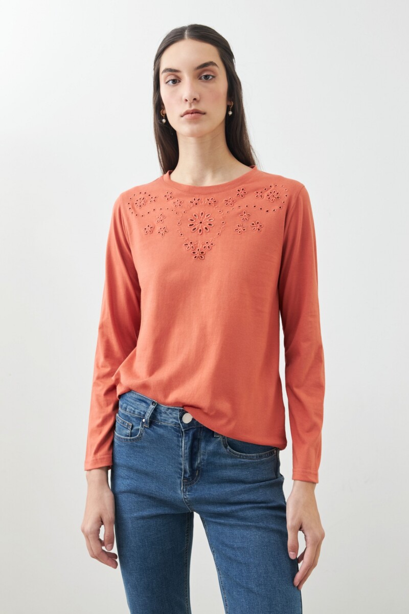 Remera con bordados calados lacre