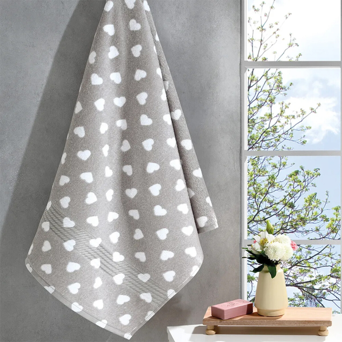 Toalla Baño Estampada Prisma 100% Algodón 70x140 cm - Gris / Corazón Blanco 