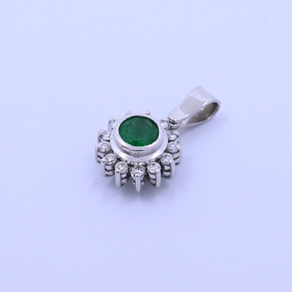 Colgante oro 18k blanco con esmeralda y brillantes. Colgante oro 18k blanco con esmeralda y brillantes.