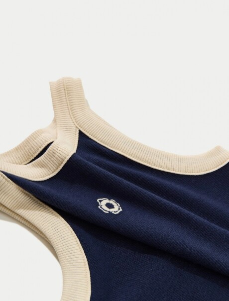 MUSCULOSA INFANTIL CON BORDADO AZUL