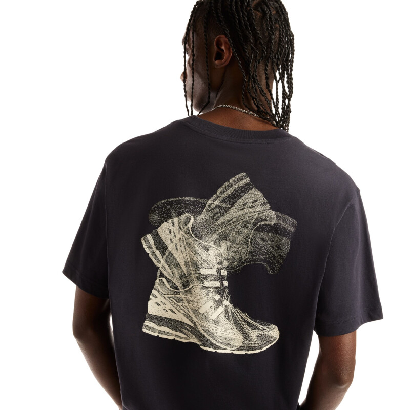 Remera New Balance Foggy Daze 1906 Hombre MT62R4SWDNT Gris Oscuro