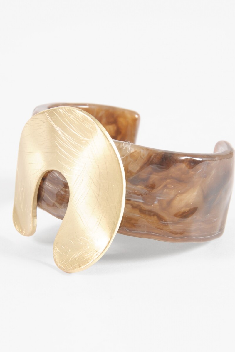 Pulsera cuff acrílico dije metálico wavy dorado