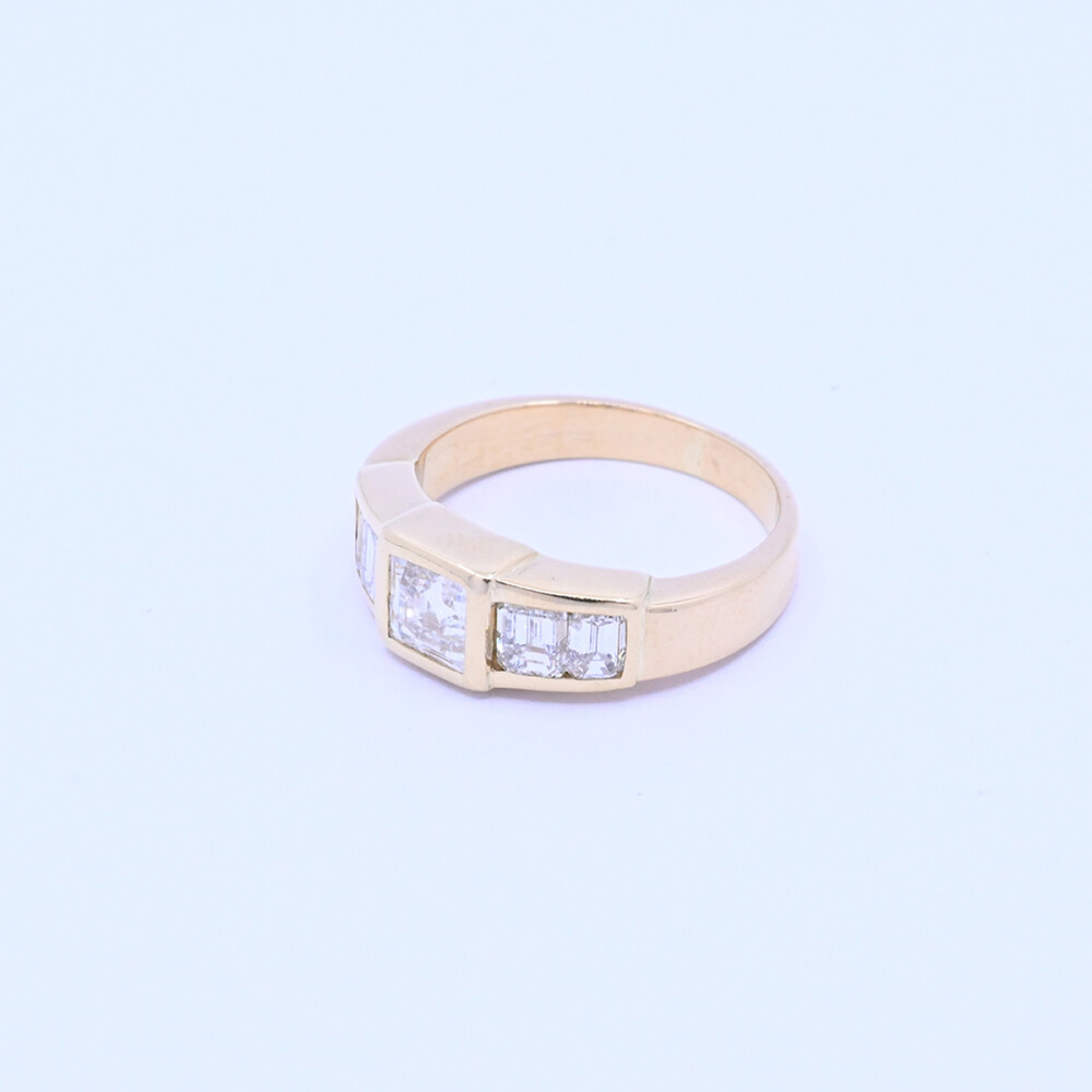 Anillo oro 18k y brillantes central carré y tallado esmeralda. Anillo oro 18k y brillantes central carré y tallado esmeralda.