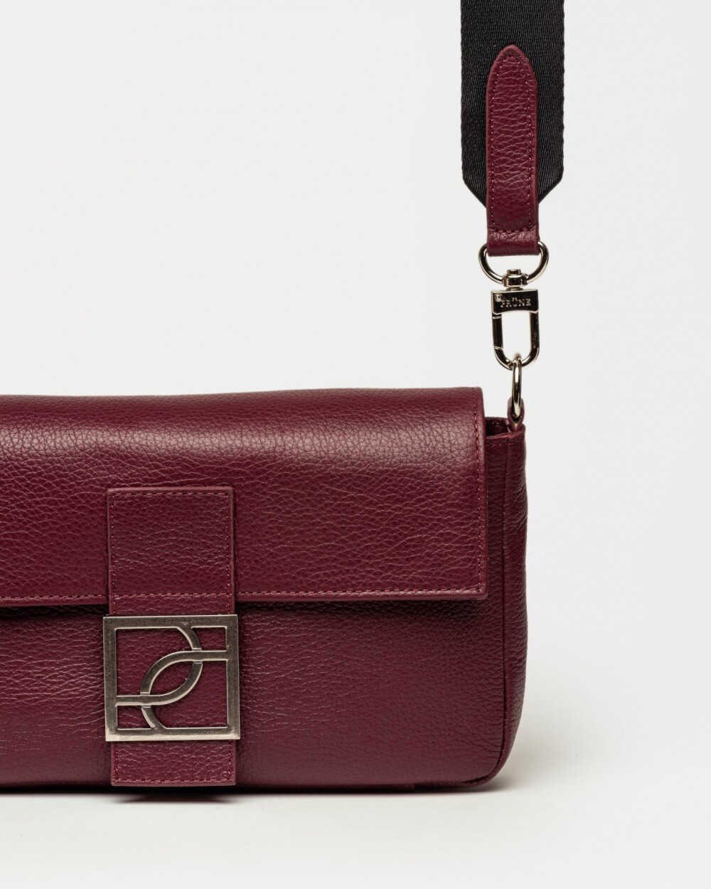 Cartera al hombro Signature en cuero graneado Bordeaux