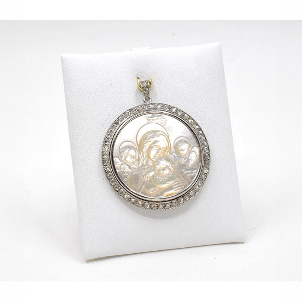 Medalla Estilo Antiguo En Platino Con Imagen Religiosa En Nácar Y Diamantes Medalla Estilo Antiguo En Platino Con Imagen Religiosa En Nácar Y Diamantes