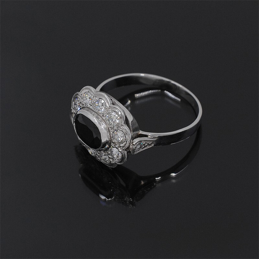 Anillo En Platino, Zafiro Oval Y Brillantes Anillo En Platino, Zafiro Oval Y Brillantes