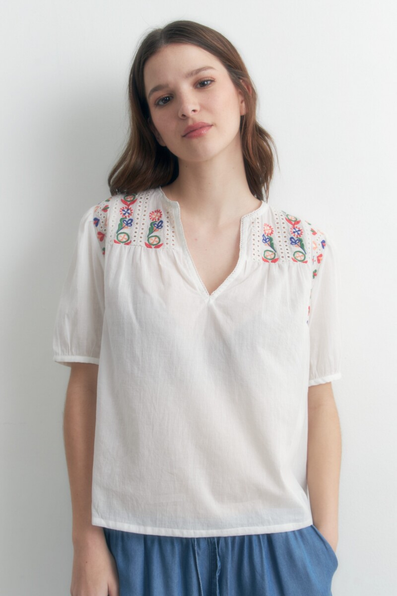 Blusa con bordados blanco