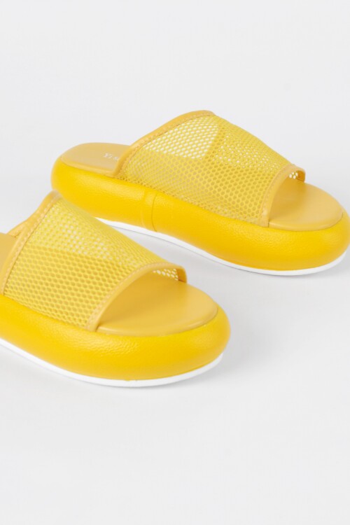 Sandalia básica asimétrica calada amarillo